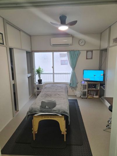 施術台、テレビ、テーブル、椅子2脚、
冷蔵庫、電子レンジ、湯沸し器、トイレ - ボディーケアセラビストスクール&レンタルサロン 折り畳み施術台付きレンタルサロンの設備の写真
