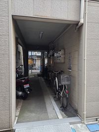 渡辺ビル入口奥の階段から、3階へ - ボディーケアセラビストスクール&レンタルサロン 折り畳み施術台付きレンタルサロンの室内の写真