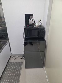電子レンジ、冷蔵庫、コーヒーメーカー
無料でどうぞ！ - ボディーケアセラビストスクール&レンタルサロン 折り畳み施術台付きレンタルサロンの室内の写真