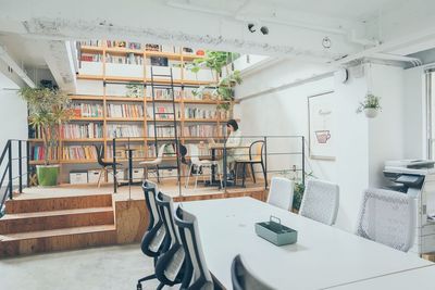 自然光が差し込む吹き抜けオフィススタジオ (スチール撮影) - 株式会社ロースター