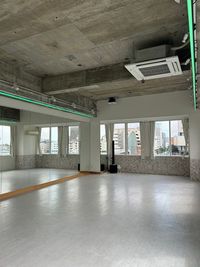大型鏡にスピーカーあり。
ヨガマットやヨガブロックも貸出無料。 - ANNJEWEL NAHA STUDIO MAIN STUDIOの室内の写真