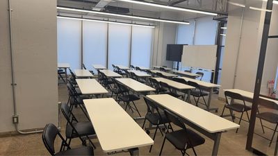 最大40名収納　レイアウト自由自在 - 株式会社 理想実業 RSJ Tokyo Officeの室内の写真