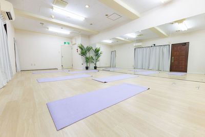 45㎡の広々空間｜幅6mの大型鏡｜無料で使える備品多数｜単発も定期利用も大歓迎！ - レンタルスタジオNuts川崎店 レンタルスタジオNuts川崎店｜完全個室の設備の写真