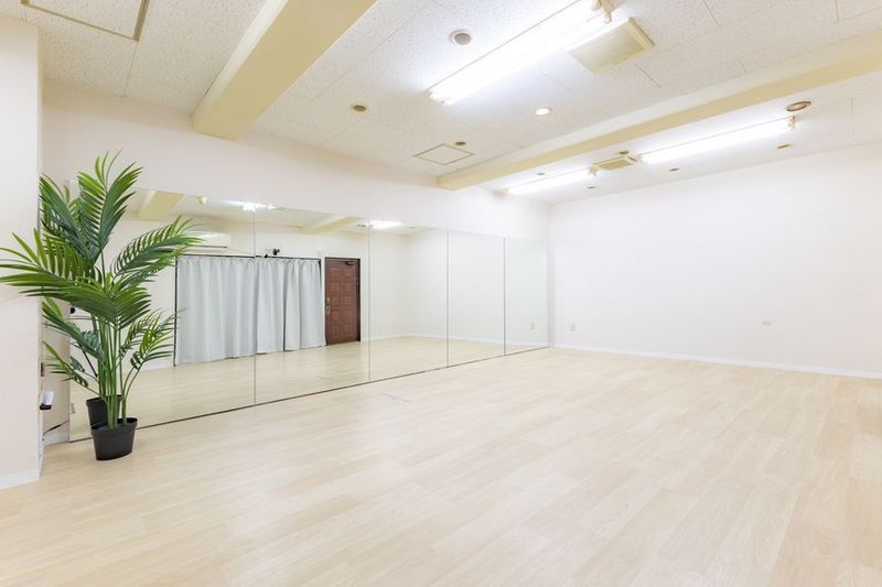45㎡の広々空間｜幅6mの大型鏡｜無料で使える備品多数｜単発も定期利用も大歓迎！ - レンタルスタジオNuts川崎店 レンタルスタジオNuts川崎店｜完全個室の室内の写真