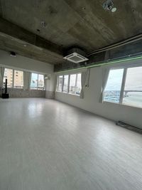 メインスタジオ
窓があり、天高は3M以上。景色も良く、とても開放的なスタジオ。 - ANNJEWEL NAHA STUDIO MAIN STUDIOの室内の写真