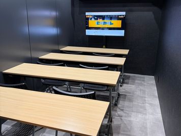 セミナースタイル - COMOL 千舟町 松山 【簡易防音】小会議室212（~8名）の室内の写真