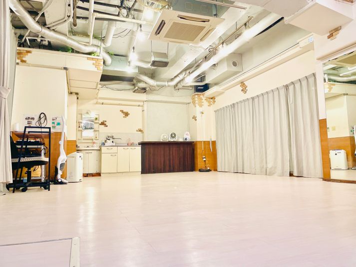 床をフローリングにリノベーションしましたので、さらに使いやすくなりました！ - A.R.P studio ダンス　ヨガ　スタジオ　舞台稽古場の室内の写真