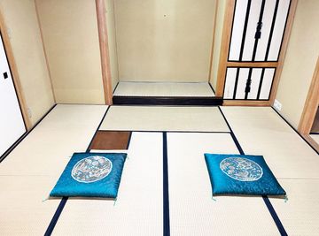 和の趣に包まれる。
畳の香りが心地よい和室。静かな時間を過ごせる落ち着いた空間。 - 【茶室ひばり】 茶室ひばり[92]の室内の写真