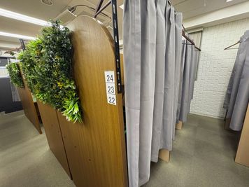 カーテン付き半個室席で自習が捗る - 勉強カフェ梅田ANNEX中崎町 勉強カフェ梅田ANNEX中崎町のカーテン付き半個室席（席番号１）の室内の写真