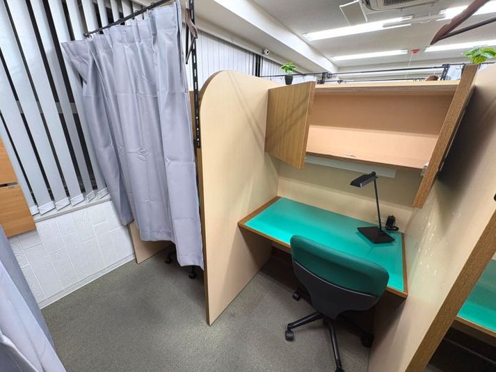 机は横幅100cm,縦幅60cmで広々。ロッカー付き - 勉強カフェ梅田ANNEX中崎町 勉強カフェ梅田ANNEX中崎町のカーテン付き半個室席（席番号１）の室内の写真