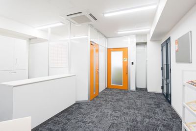 受付スタッフまでお声がけください。お部屋までご案内させていただきます。 - 大宮東口アントレサロン 4名会議室の入口の写真