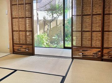 心ほどける、和の貸切空間。
茶室と和室を備えた広々とした一棟貸し古民家。イベントやお茶会にも利用可能。 - 【茶室ひばり】 茶室ひばり[92]の室内の写真