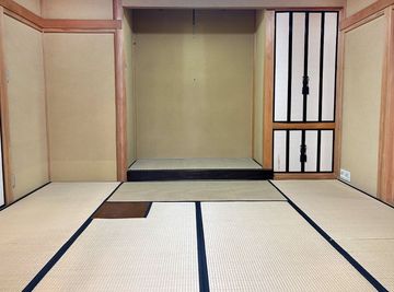 本格茶室で、特別な時間を。
茶道利用にも適した本格茶室。水屋や床の間を備えた和の空間。 - 【茶室ひばり】 茶室ひばり[92]の室内の写真