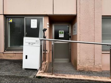 会議室の建物入口はコチラです - クリエイティブガレージ星が丘 6名会議室の外観の写真