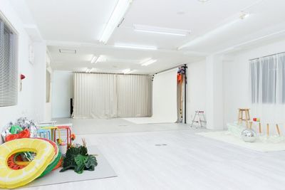 84㎡の広々1フロアにカラーペーパー常設！草加駅徒歩5分の自然光差し込むレンタル撮影スタジオ - スタジオLegit