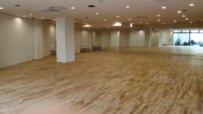 約６０坪の桜材の床を使用したダンスホールです。ダンスやヨガ、ダンスパーティーなどにご利用できます。 - ダンスホールムーチョ