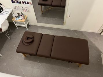 マシン使用も料金に含まれるのでエステメニューにて単価アップ

リクライニングベッドと各種備品完備であらゆる場面に対応可能♬ - Glam　up札幌 ※マシン利用メニュー※総合セルフエステサロン グラムアップ札幌の室内の写真