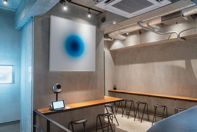 Wi-Fi・電源完備、中目黒の隠れ家カフェ。テレワーク、PC作業におすすめ。カウンター1名席 - The World Cafe
