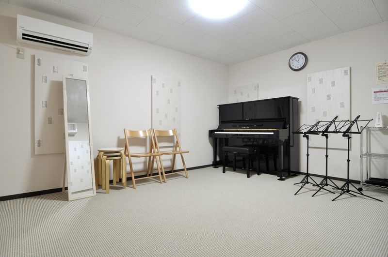 7B室内 - 音楽練習室スタジオアコースティック 7Bルーム（8帖アップライトピアノ：1名～2名利用）の室内の写真