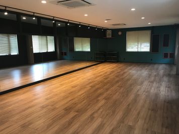 広々とした快適な空間が2部屋あり、最大60名収容！駐車場50台可能！ - トンダンススクール