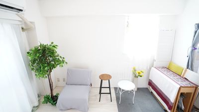 奥の６畳のミニスタジオ（ホワイトルーム）、南、西の二面採光、2mの白壁、撮影用の家具　 - スペースボン スペースボン　上前津 Gemini の室内の写真