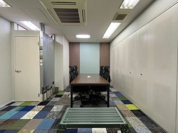 最大4人のテーブル有り - Atelierの室内の写真