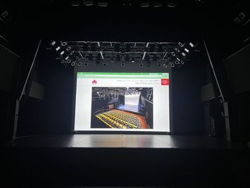 10,000lmのレーザープロジェクターで、最大370インチの迫力の大画面に！ - ArtTheater dB KOBEの設備の写真