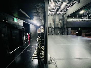 両袖にアクセスしやすいバックヤード。楽屋から直接バックヤードにアクセスできます。 - ArtTheater dB KOBEの室内の写真