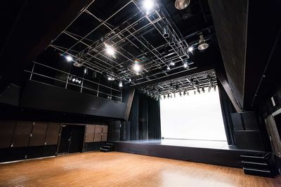 舞台は77.7㎡、客席エリアは90.1㎡。土足OK！舞台上はダンス公演でも使用される本格リノリウムが常設！ - ArtTheater dB KOBEの室内の写真