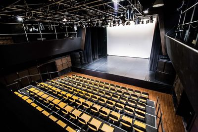 フレキシブルに設営できる雛壇客席。どの席からも舞台が見やすい構造です。 - ArtTheater dB KOBEの室内の写真