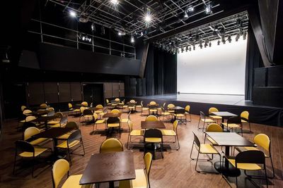 客席スペースでの飲食OK！テーブルを囲んだディナーショーができます！（最大60名） - ArtTheater dB KOBEの室内の写真