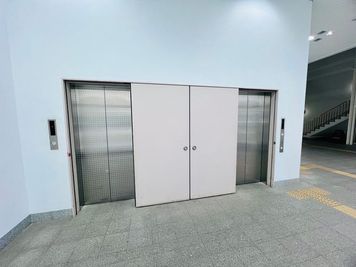 こちらのエレベーターで4階に上がり、出て右側突き当たりに劇場があります！ - ArtTheater dB KOBEの設備の写真