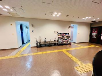 【トイレ】劇場入口を出てすぐに、ウォシュレット付きのトイレあり。男女ともに多目的トイレもございます。 - ArtTheater dB KOBEの入口の写真