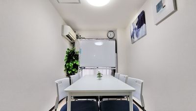 6人掛けテーブルとスタッキングできる椅子です。
※予備椅子2脚、スツール2脚 - PORTSPACEポートスペース大森401 便利で綺麗な快適スペース！の室内の写真