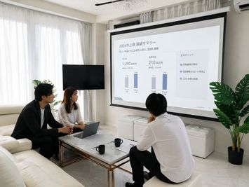 大画面プロジェクター完備の「WHITE RooM」は企画会議やプレゼンに最適。PCから資料を大迫力で投影し、ソファに身を委ねながら活発な議論を促します。 - WHITE RooM 日本橋店の設備の写真