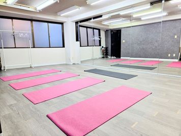 おしゃれな空間でヨガ☆ - Space AKARI板橋駅前店 レンタルスペース　Space AKARI 板橋駅前店の室内の写真