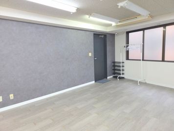 入口にシューズラックとハンガーラックがあります - Space AKARI板橋駅前店 レンタルスタジオ　Space AKARI 板橋駅前店の室内の写真