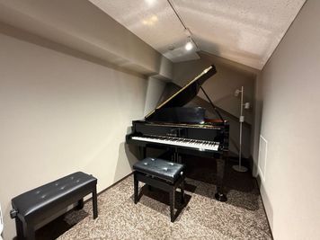 【横浜駅徒歩5分】7.9㎡/グランドピアノ備え付きの音楽スタジオ 楽器や歌の練習・レッスン・配信にご使用いただけます。 - ルービー横浜