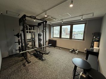 【横浜駅徒歩5分】14.7㎡/マルチマシンやダンベル完備のトレーニングルーム。トレーニング・ボディメイクに集中できる空間。 - ルービー横浜