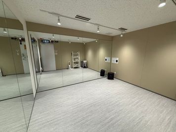 【横浜駅徒歩5分】11.6㎡/ダンスやヨガ等の各種運動に適したスタジオルーム。個人利用に加え、少人数のレッスン等にも活用可能です - ルービー横浜