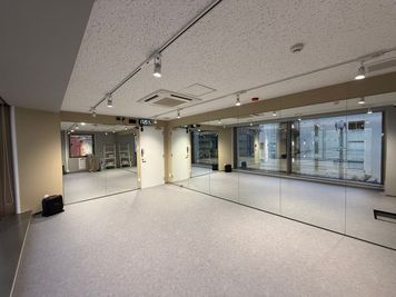 【横浜駅徒歩5分】19.8㎡/ダンスやヨガ等の各種運動に適したスタジオルーム。個人利用に加え、少人数のレッスン等にも活用可能です - ルービー横浜