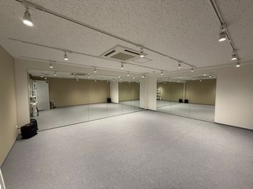 【横浜駅徒歩5分】29.1㎡/ダンスやヨガ等の各種運動に適したスタジオルーム。個人利用に加え、少人数のレッスン等にも活用可能です - ルービー横浜