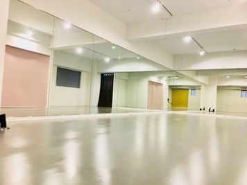 【女性専用】レッスン、ワークショップにピッタリ！二面に鏡がある広めのダンススタジオ - studio HAMUCAT