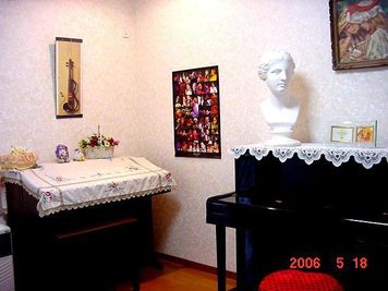 戸建て洋館（アート館：立体オブジェ・絵画を展示）のTV・映画ロケ地でもあるスペースで、楽器：ピアノ自由使用可能です。 - 音楽スペース2時間～記念企画　予約リクエスト