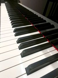 グランドピアノ（YAMAHA C1X）が常設。定期的な調律／清掃も実施しております。 - 西新センター Room 17 グランドピアノC3X常設の防音部屋の設備の写真
