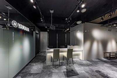ご来館時は、エレベーター降りてすぐ右手、受付フロントにてチェックインをお願いいたします。 - 西新センター Room 17 グランドピアノC3X常設の防音部屋の入口の写真