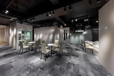 受付ロビーは、広々とした空間でお休みいただけます。 - 西新センター Room 17 グランドピアノC3X常設の防音部屋の入口の写真