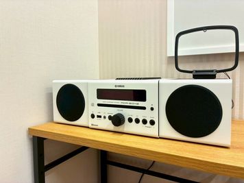 音源再生機器も充実！Bluetoothでご自身のスマートフォンの音源に合わせての練習も可能です。 - 西新センター Room 16 グランドピアノC3X常設の防音部屋の設備の写真