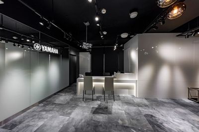 ご来館時は、エレベーター降りてすぐ右手、受付フロントにてチェックインをお願いいたします。 - 西新センター Room 16 グランドピアノC3X常設の防音部屋の入口の写真