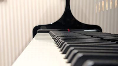 グランドピアノ（YAMAHA C1X）が常設。定期的な調律／清掃も実施しております。 - 西新センター Room 4 グランドピアノC1X常設の防音部屋の設備の写真